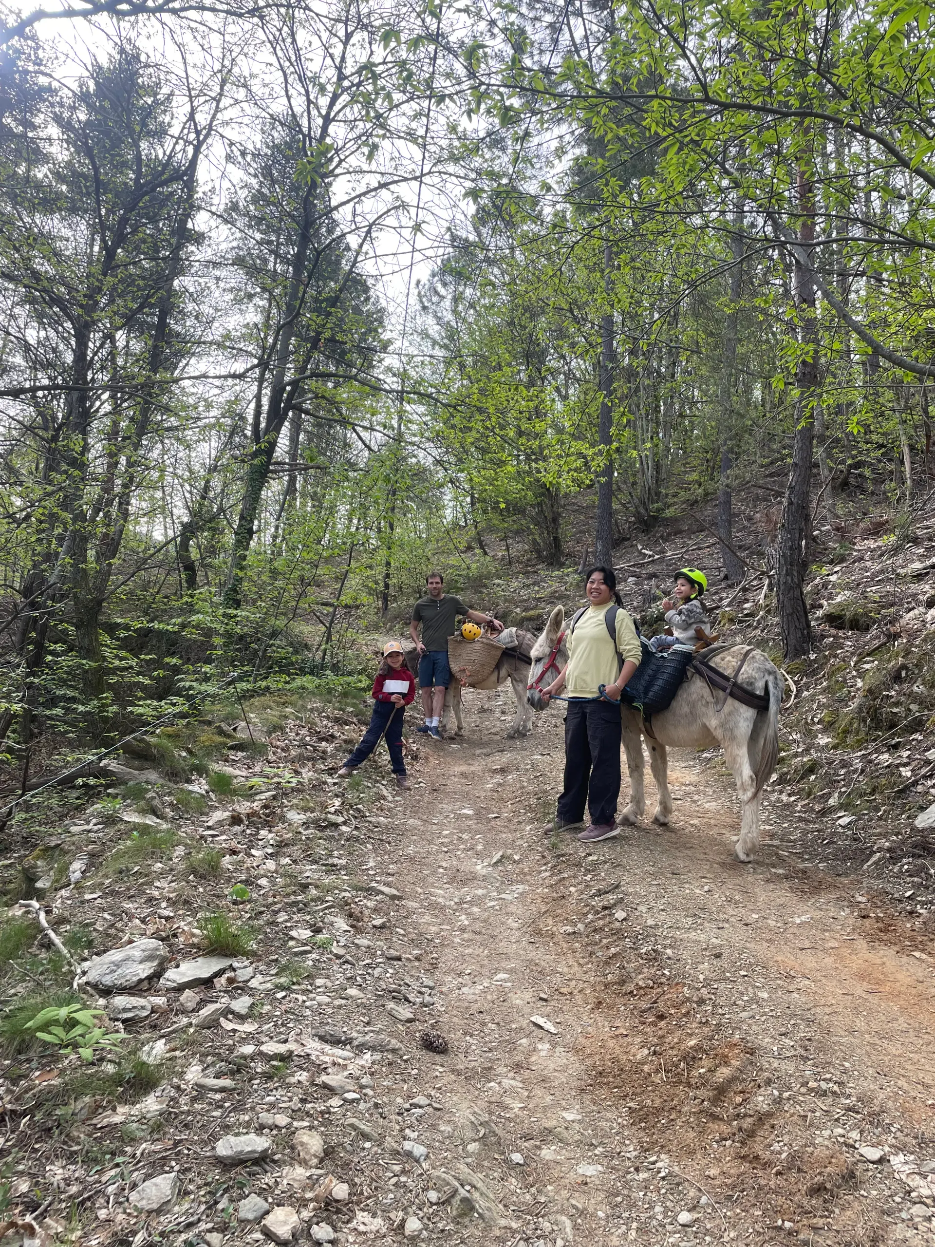 Randonnée en famille avec un âne dans les Cévennes