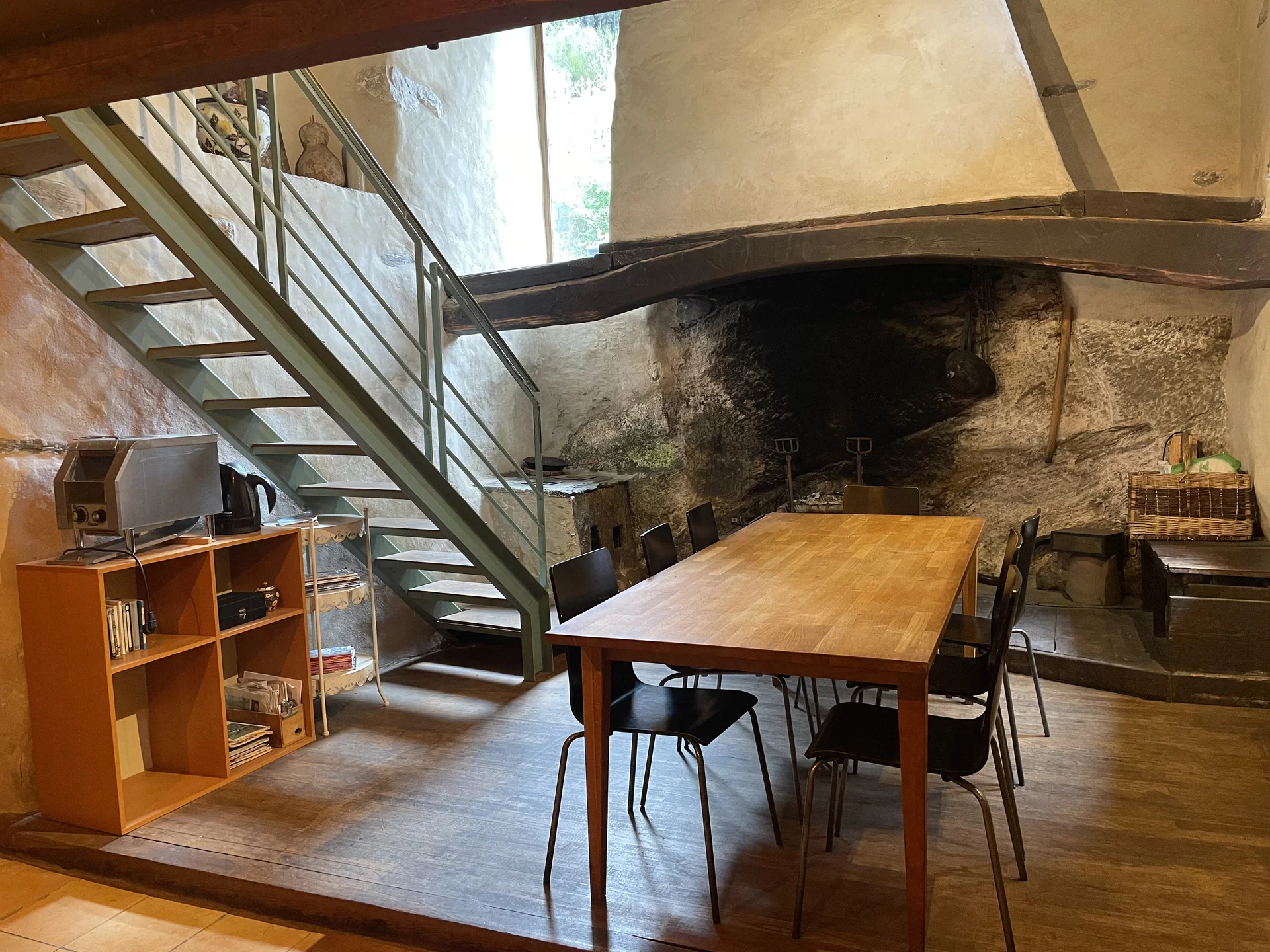 Salle de repas du gîte du Pont de Burgen