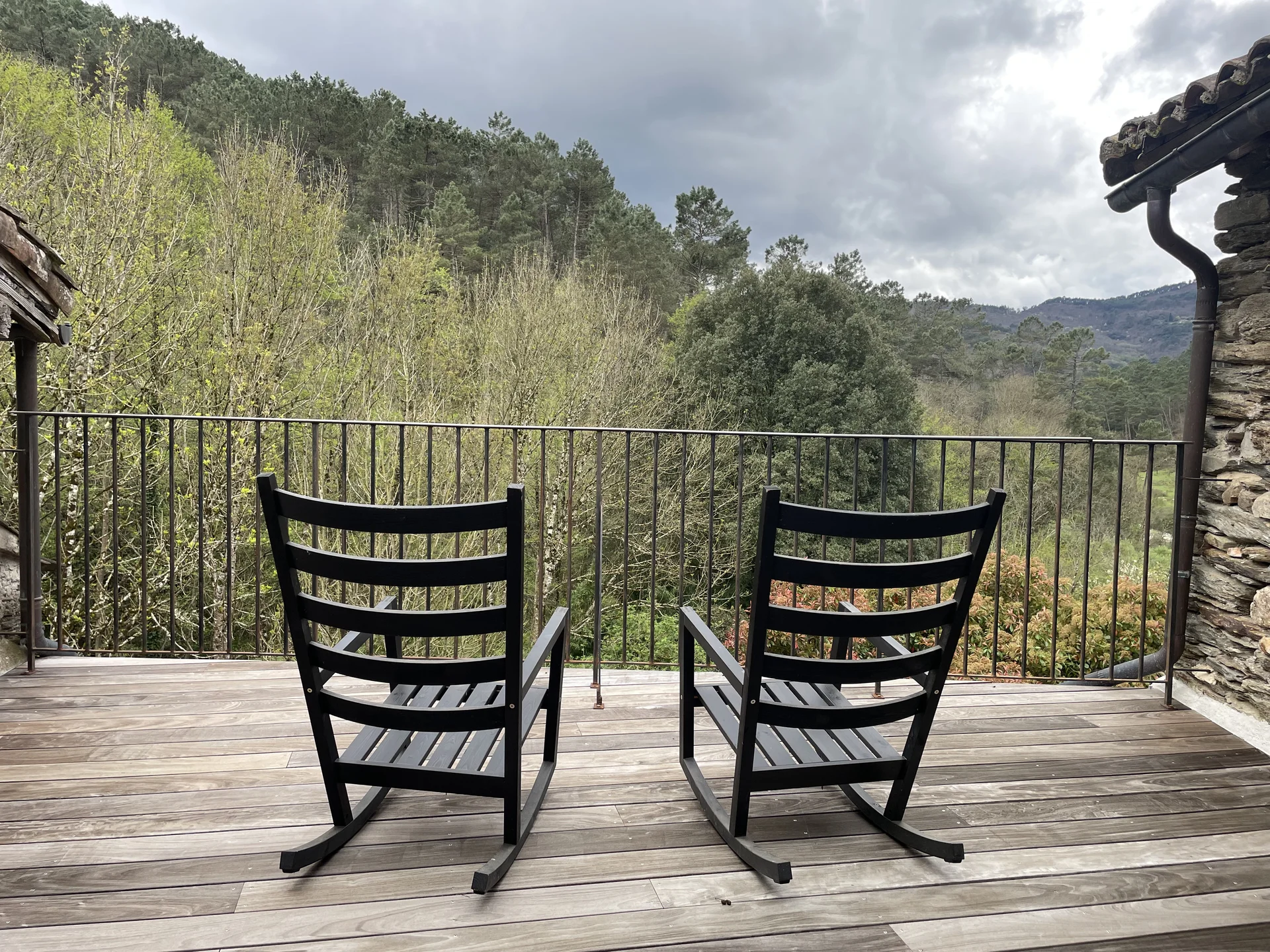 Terrasse et espaces de détente du gîte du Pont de Burgen en Cévennes